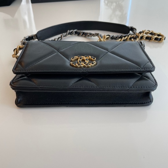 CHANEL 19 WALLET ON CHAIN - Picture 8 of 13